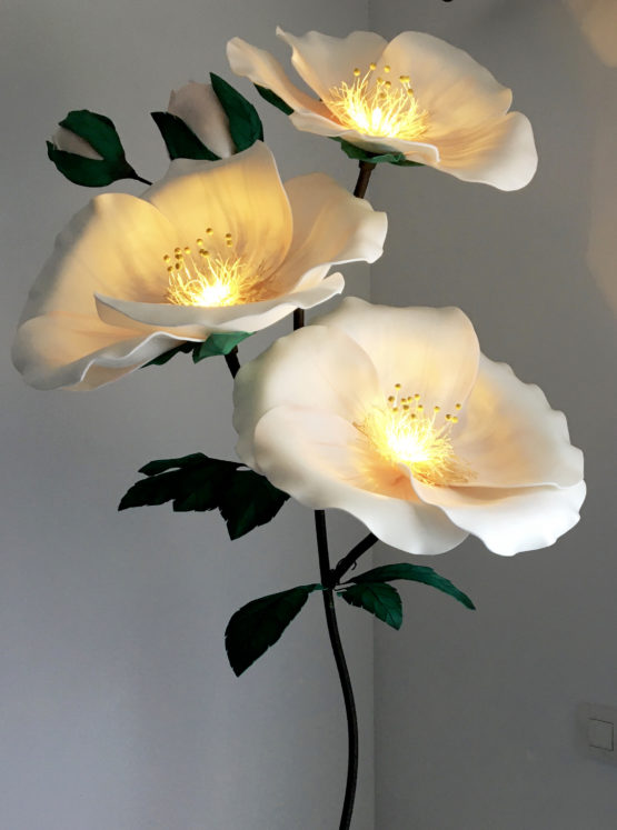 Rama de Sakura con tres flores y luz • Flor-Decor